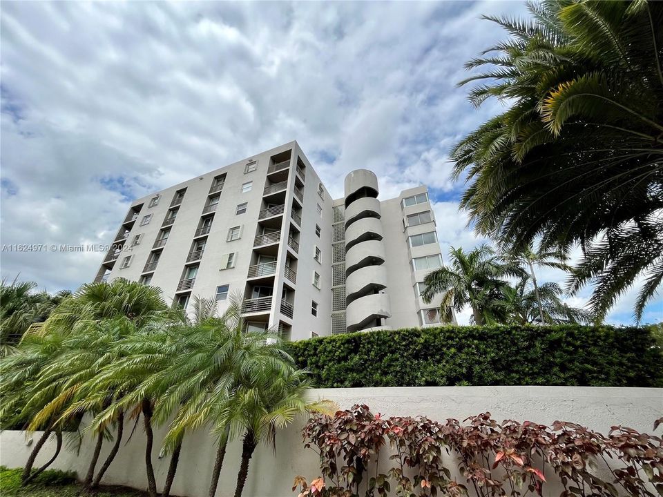 Active With Contract: $330,000 (1 beds, 1 baths, 715 Square Feet)