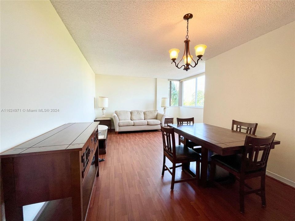 Active With Contract: $330,000 (1 beds, 1 baths, 715 Square Feet)