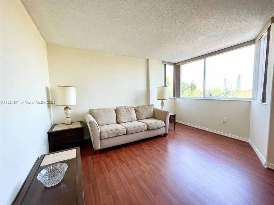 Active With Contract: $330,000 (1 beds, 1 baths, 715 Square Feet)