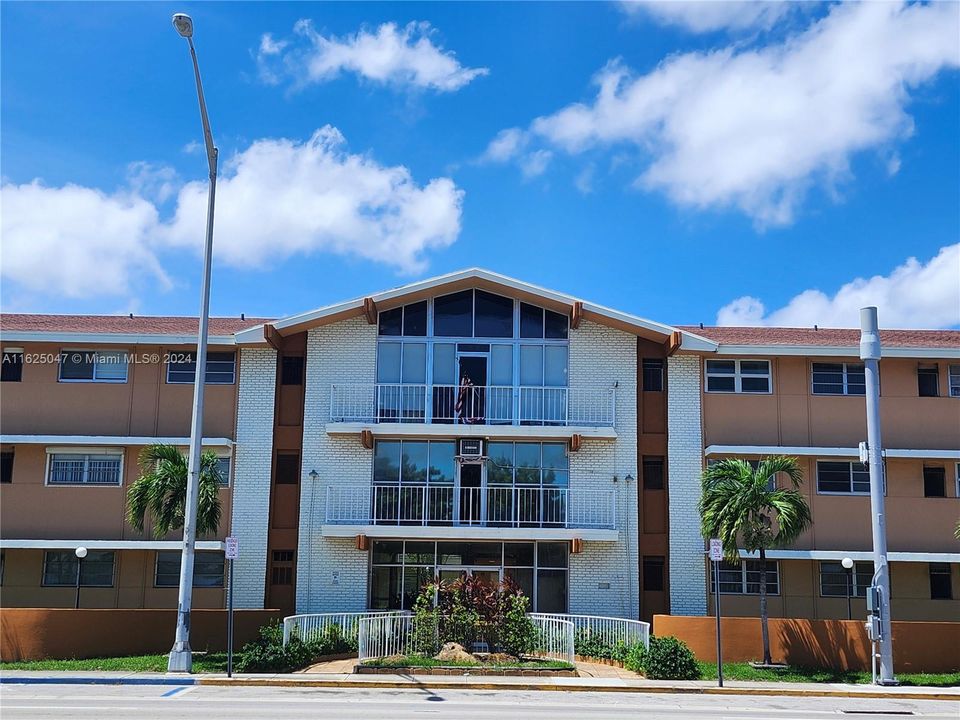 Active With Contract: $218,000 (1 beds, 1 baths, 540 Square Feet)