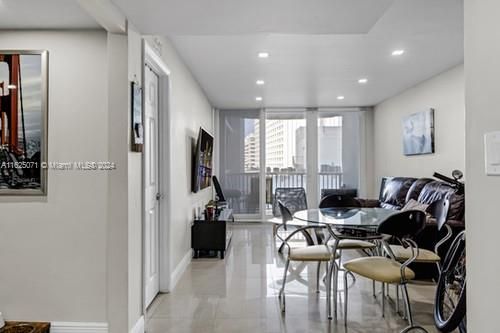 For Sale: $420,000 (1 beds, 1 baths, 570 Square Feet)