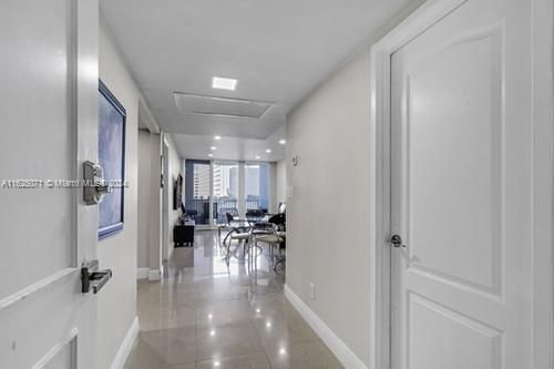 For Sale: $420,000 (1 beds, 1 baths, 570 Square Feet)