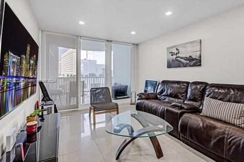 For Sale: $420,000 (1 beds, 1 baths, 570 Square Feet)