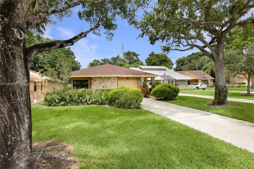 Active With Contract: $440,000 (3 beds, 2 baths, 2196 Square Feet)