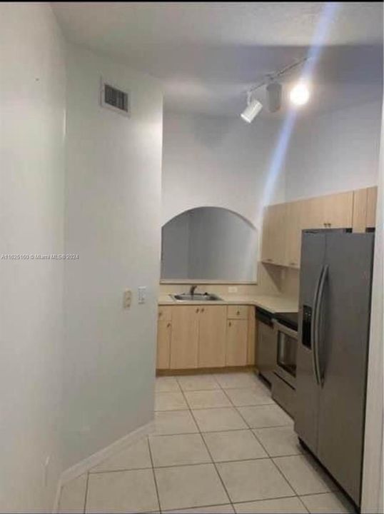 Active With Contract: $2,000 (2 beds, 2 baths, 815 Square Feet)