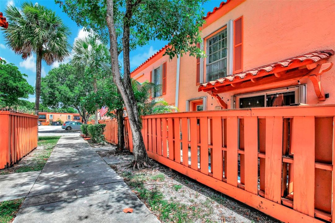 For Sale: $325,000 (2 beds, 1 baths, 1156 Square Feet)