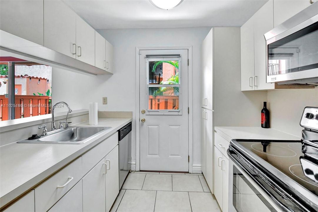 For Sale: $325,000 (2 beds, 1 baths, 1156 Square Feet)