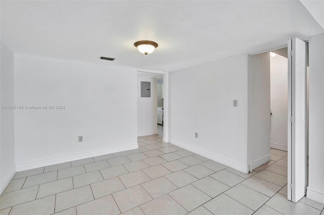 For Sale: $325,000 (2 beds, 1 baths, 1156 Square Feet)