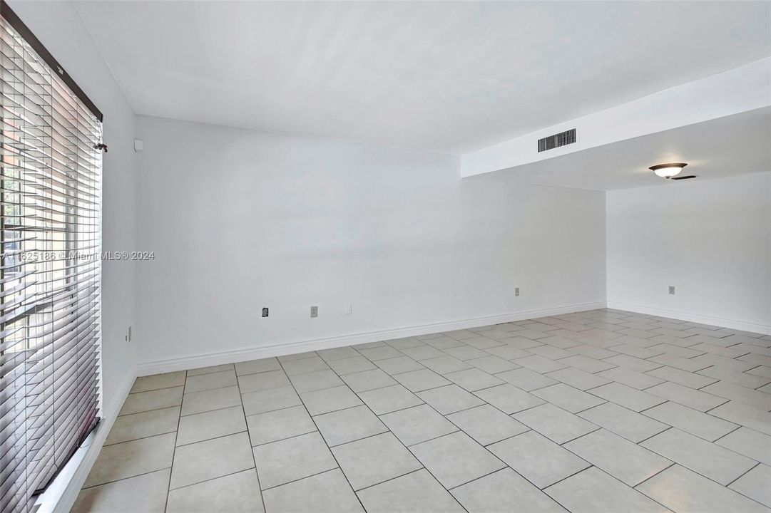 For Sale: $325,000 (2 beds, 1 baths, 1156 Square Feet)