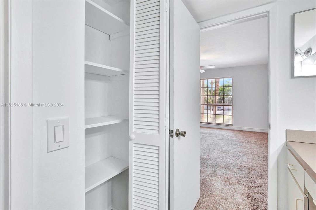 For Sale: $325,000 (2 beds, 1 baths, 1156 Square Feet)