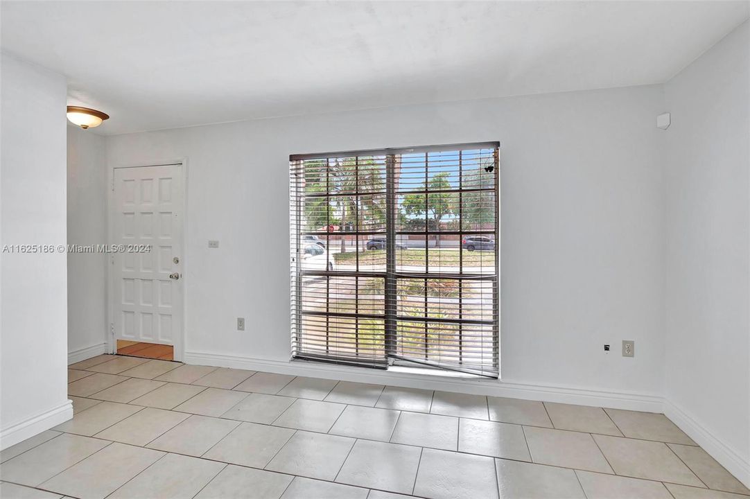 For Sale: $325,000 (2 beds, 1 baths, 1156 Square Feet)