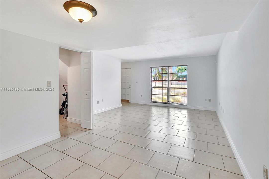 For Sale: $325,000 (2 beds, 1 baths, 1156 Square Feet)