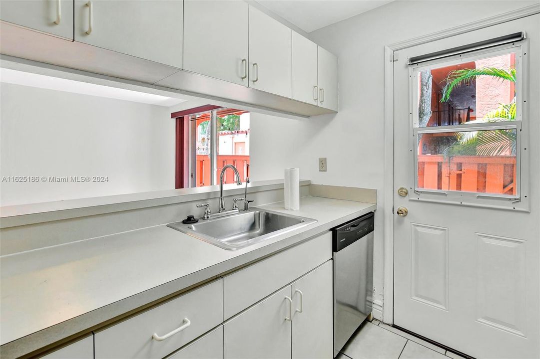 For Sale: $325,000 (2 beds, 1 baths, 1156 Square Feet)