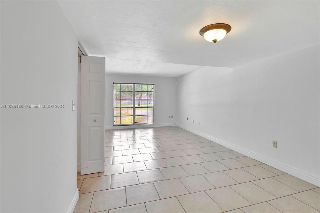 For Sale: $325,000 (2 beds, 1 baths, 1156 Square Feet)