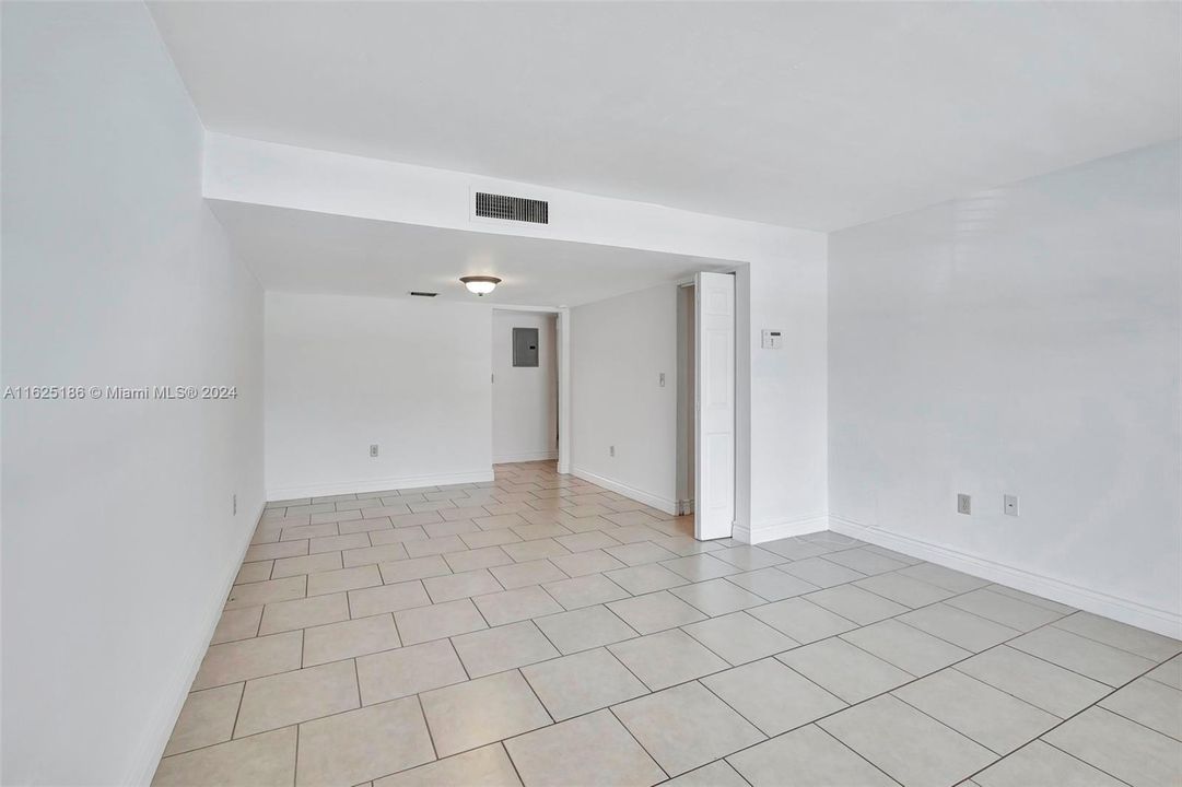 For Sale: $325,000 (2 beds, 1 baths, 1156 Square Feet)