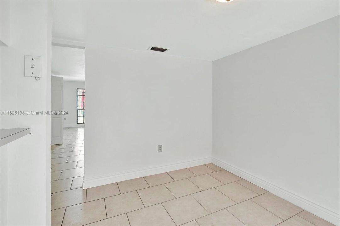 For Sale: $325,000 (2 beds, 1 baths, 1156 Square Feet)