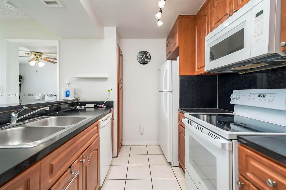 Active With Contract: $265,000 (2 beds, 2 baths, 939 Square Feet)