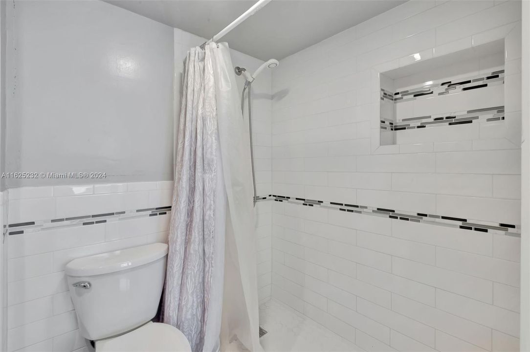 For Sale: $449,000 (1 beds, 1 baths, 641 Square Feet)