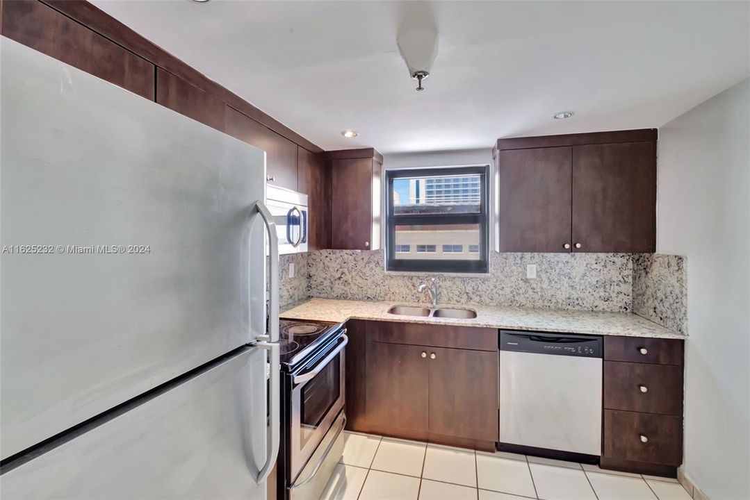 For Sale: $449,000 (1 beds, 1 baths, 641 Square Feet)