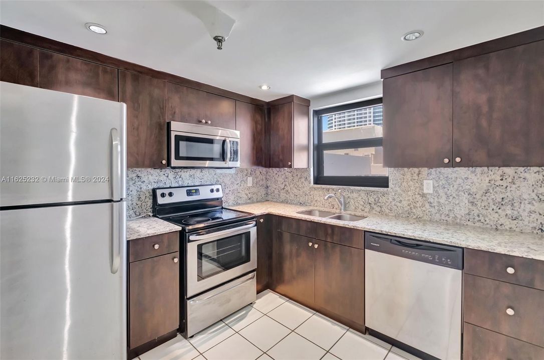 For Sale: $449,000 (1 beds, 1 baths, 641 Square Feet)