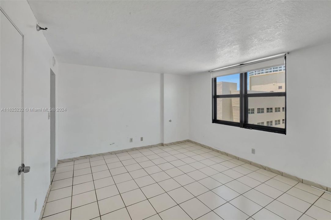 For Sale: $449,000 (1 beds, 1 baths, 641 Square Feet)