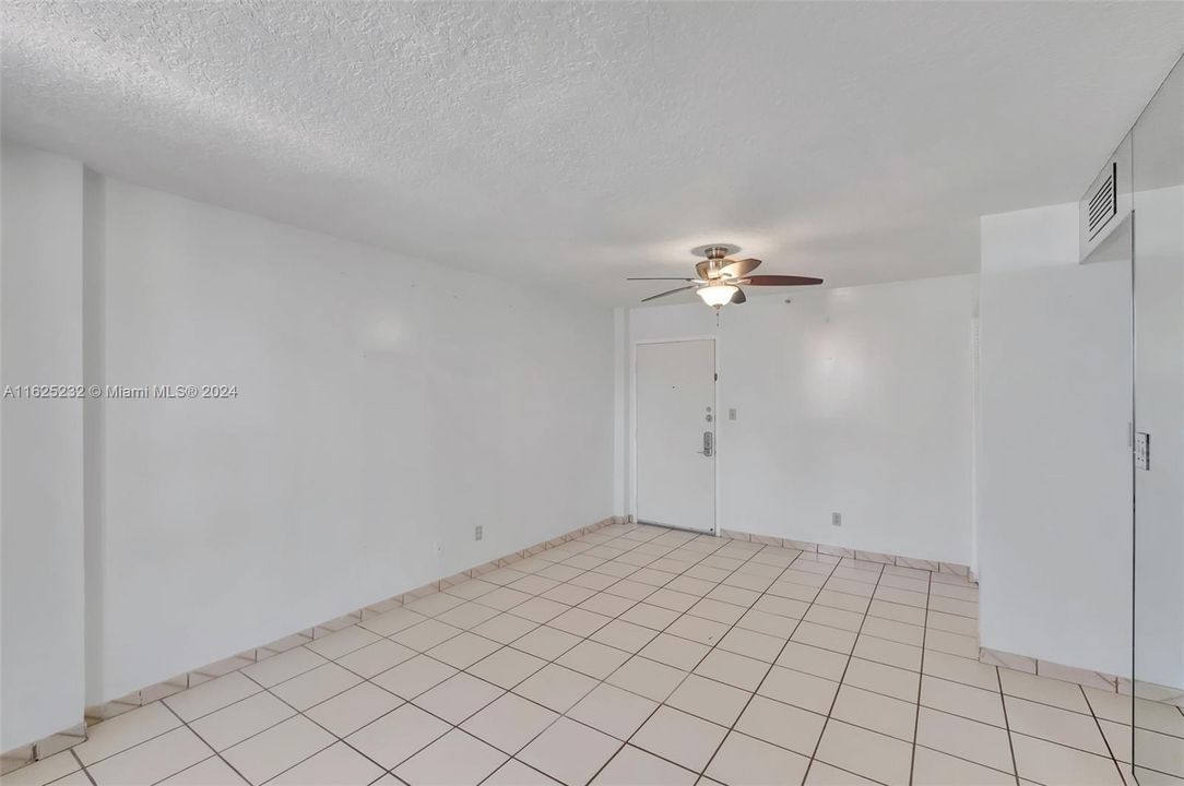 For Sale: $449,000 (1 beds, 1 baths, 641 Square Feet)