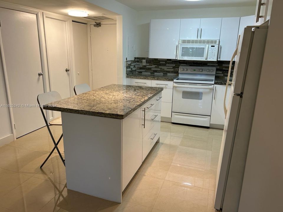 Recently Rented: $2,000 (1 beds, 1 baths, 1000 Square Feet)