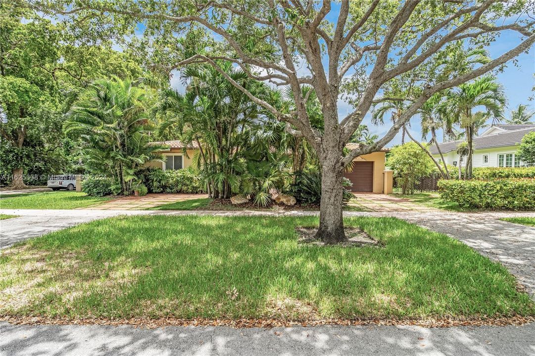 Active With Contract: $1,999,900 (3 beds, 2 baths, 1661 Square Feet)