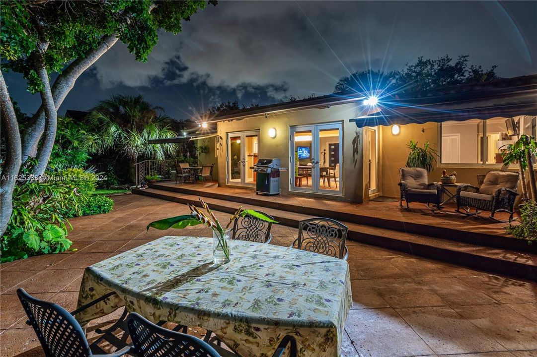 Active With Contract: $1,999,900 (3 beds, 2 baths, 1661 Square Feet)