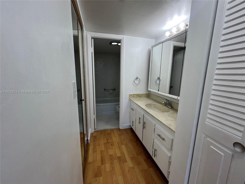 For Sale: $125,000 (1 beds, 1 baths, 740 Square Feet)