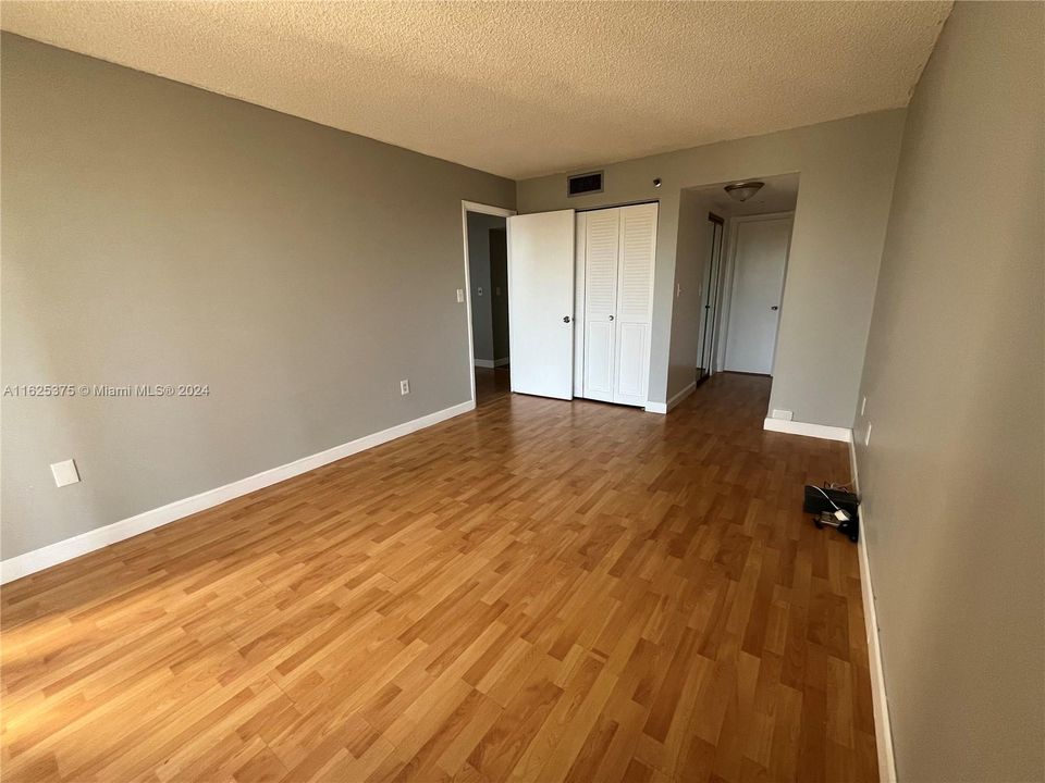 For Sale: $125,000 (1 beds, 1 baths, 740 Square Feet)