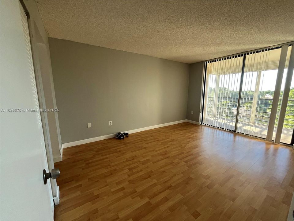 For Sale: $125,000 (1 beds, 1 baths, 740 Square Feet)