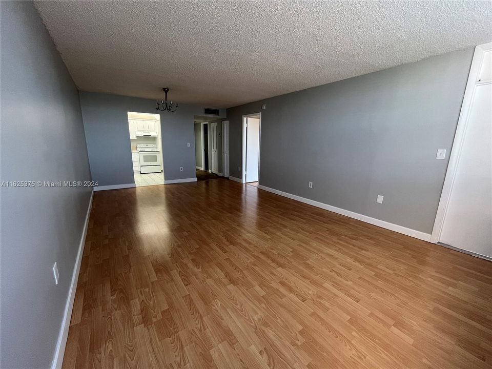 For Sale: $125,000 (1 beds, 1 baths, 740 Square Feet)