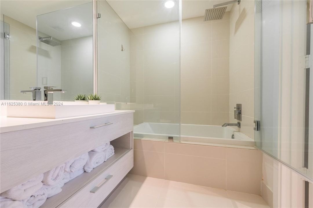 Recently Rented: $4,000 (1 beds, 1 baths, 776 Square Feet)