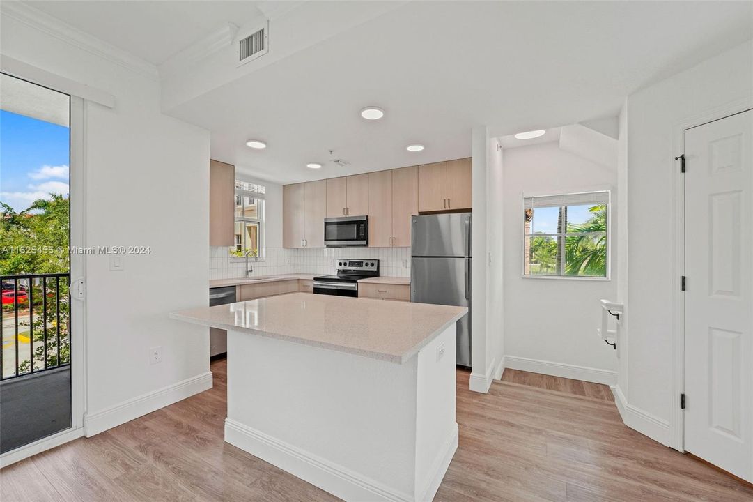 Active With Contract: $3,272 (2 beds, 2 baths, 1516 Square Feet)