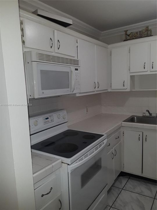 For Sale: $208,500 (1 beds, 1 baths, 741 Square Feet)