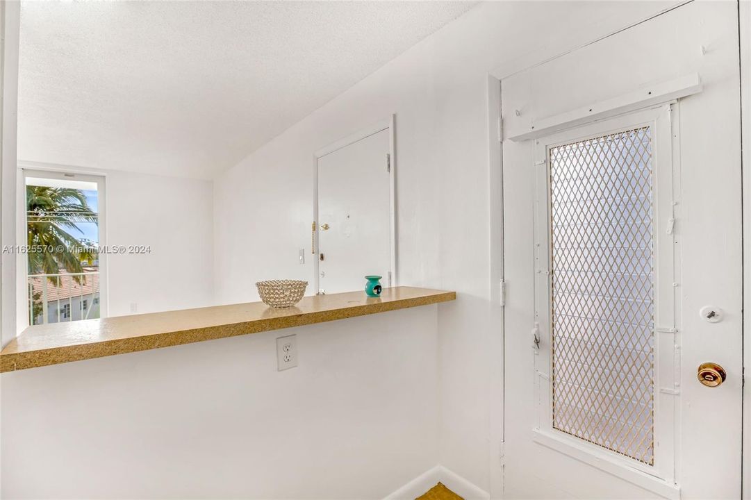 For Sale: $315,000 (1 beds, 1 baths, 900 Square Feet)