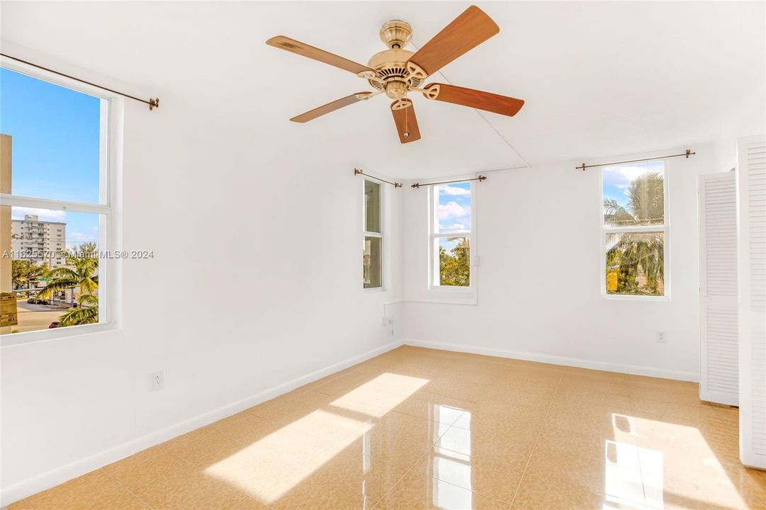 For Sale: $315,000 (1 beds, 1 baths, 900 Square Feet)