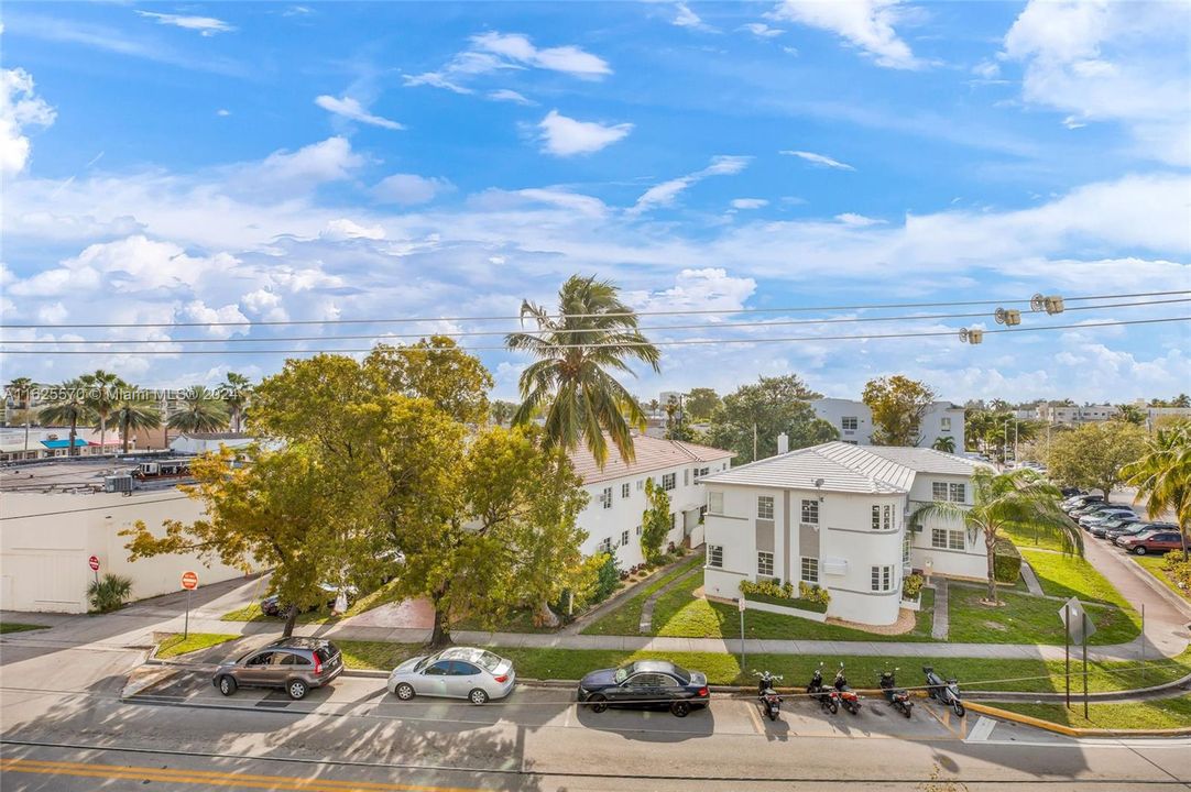 For Sale: $315,000 (1 beds, 1 baths, 900 Square Feet)