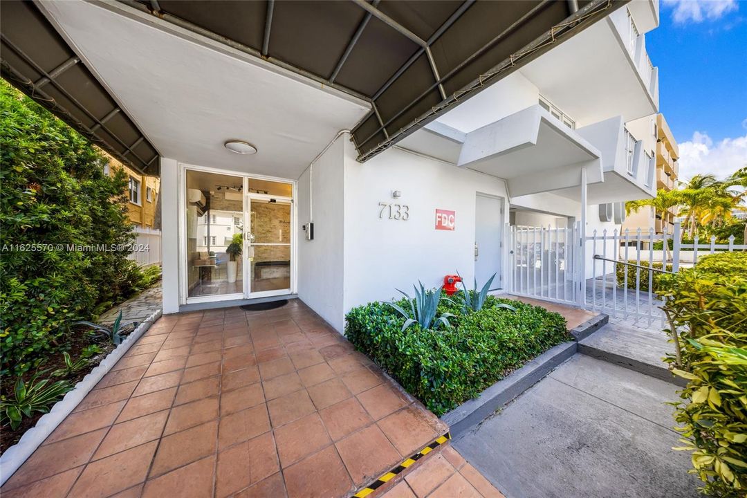 For Sale: $315,000 (1 beds, 1 baths, 900 Square Feet)