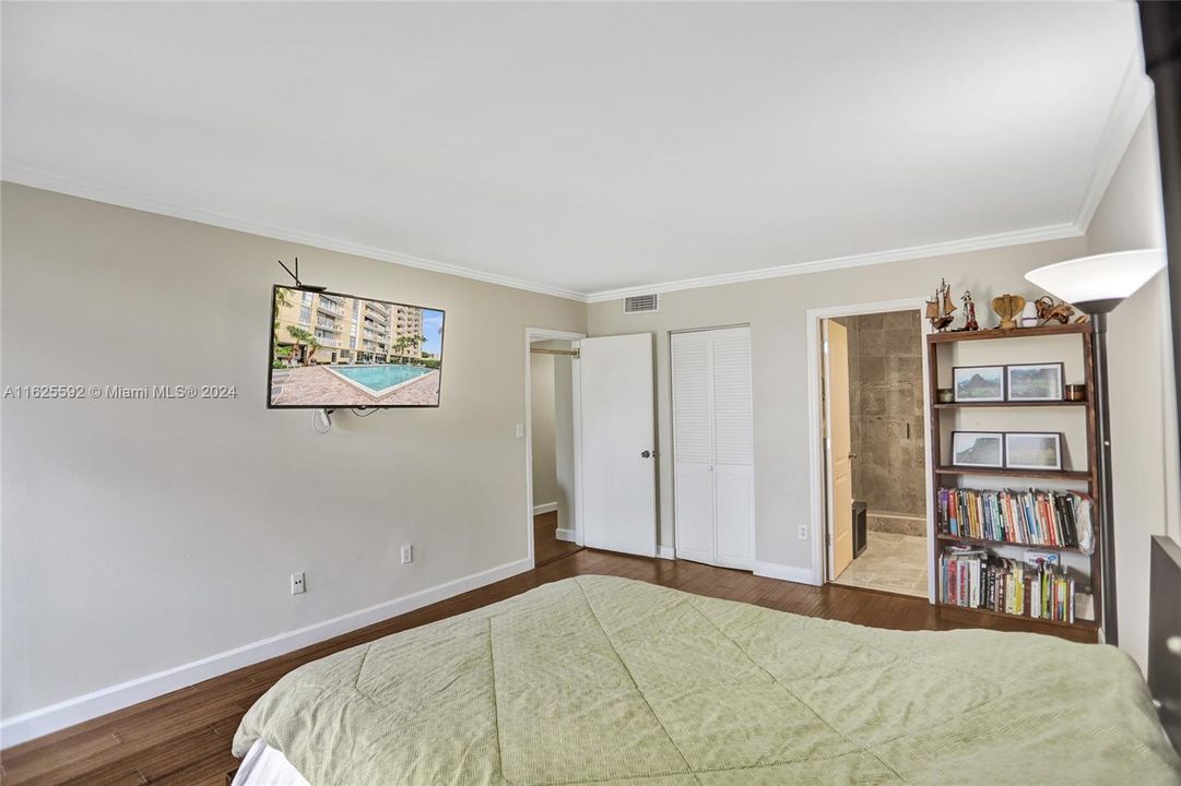 Active With Contract: $175,000 (1 beds, 1 baths, 723 Square Feet)