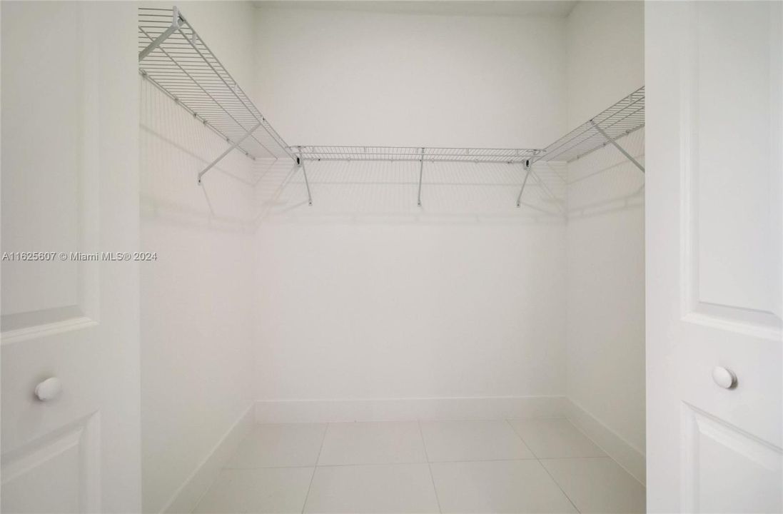 Activo con contrato: $334,999 (3 camas, 2 baños, 1406 Pies cuadrados)