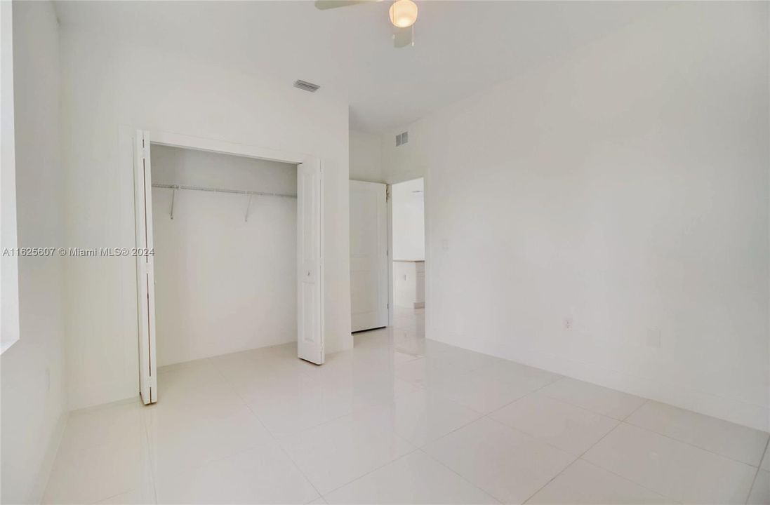 Activo con contrato: $334,999 (3 camas, 2 baños, 1406 Pies cuadrados)