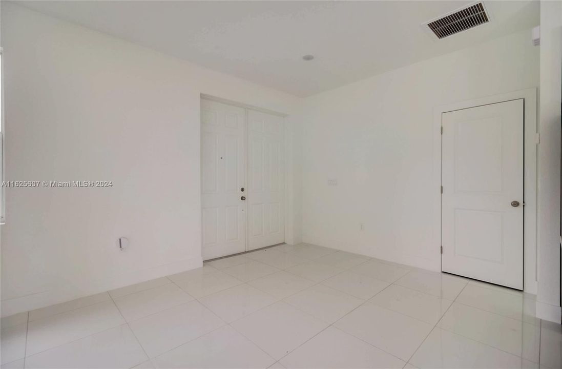 Activo con contrato: $334,999 (3 camas, 2 baños, 1406 Pies cuadrados)