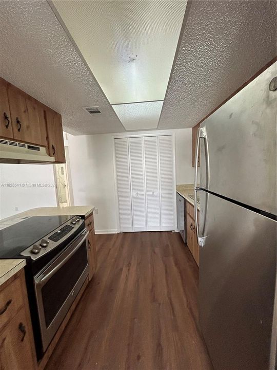 For Rent: $1,275 (1 beds, 1 baths, 779 Square Feet)