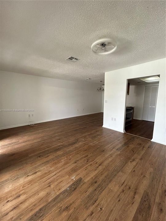 For Rent: $1,275 (1 beds, 1 baths, 779 Square Feet)