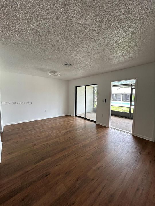 For Rent: $1,275 (1 beds, 1 baths, 779 Square Feet)