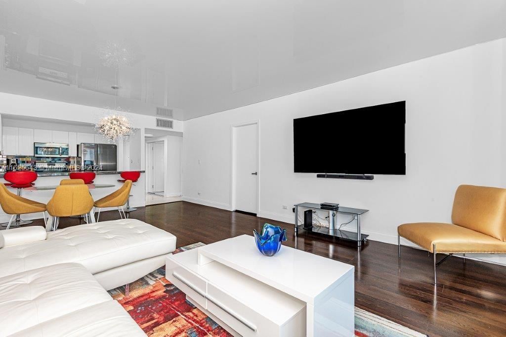 For Sale: $1,700,000 (1 beds, 1 baths, 880 Square Feet)