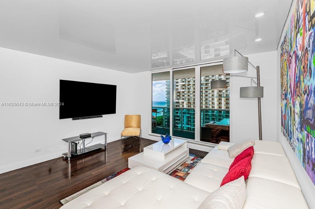 For Sale: $1,700,000 (1 beds, 1 baths, 880 Square Feet)