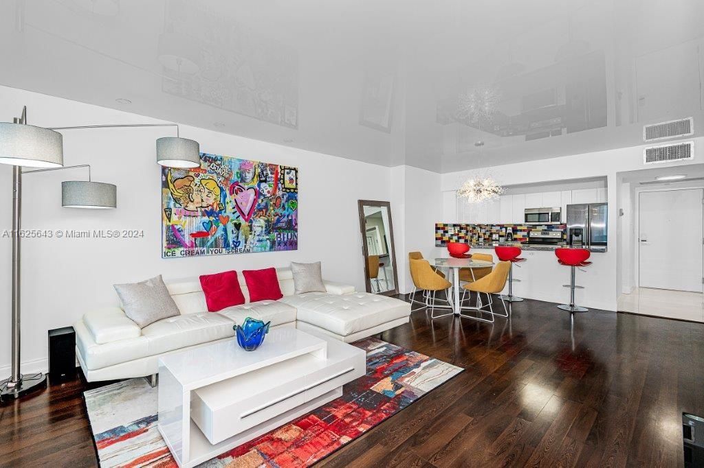 For Sale: $1,700,000 (1 beds, 1 baths, 880 Square Feet)